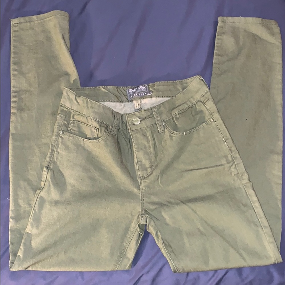 •NEVER WORN• Solid green skinny jeans